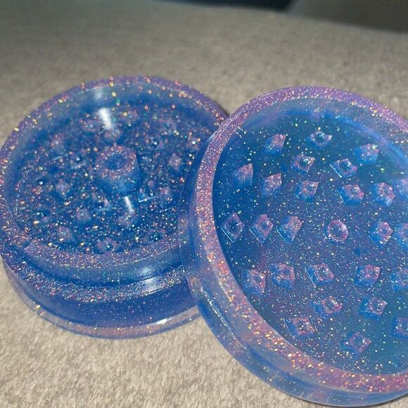 Handmade epoxy resin grinder glow in the dark - Picture 2 of 4